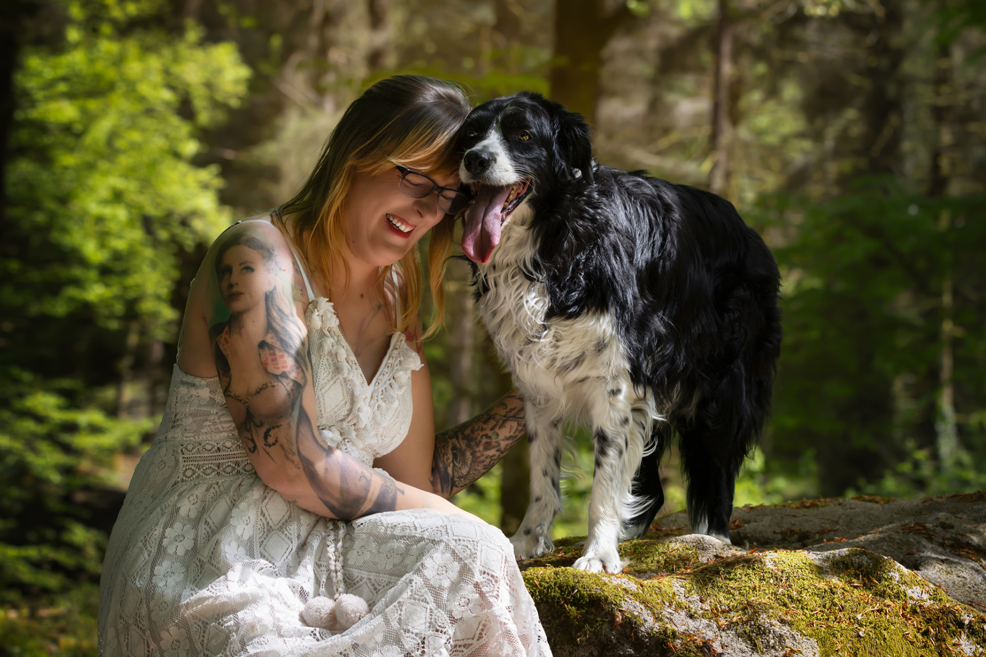 Coralie Jacques partageant un moment complice avec son border collie en forêt