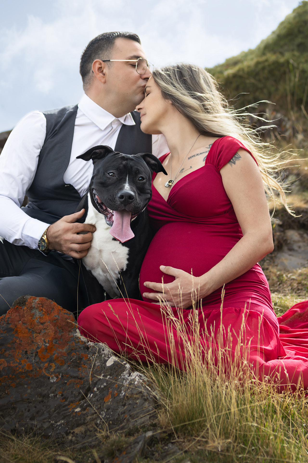 Couple attendant un bébé avec leur chien dans les montagnes