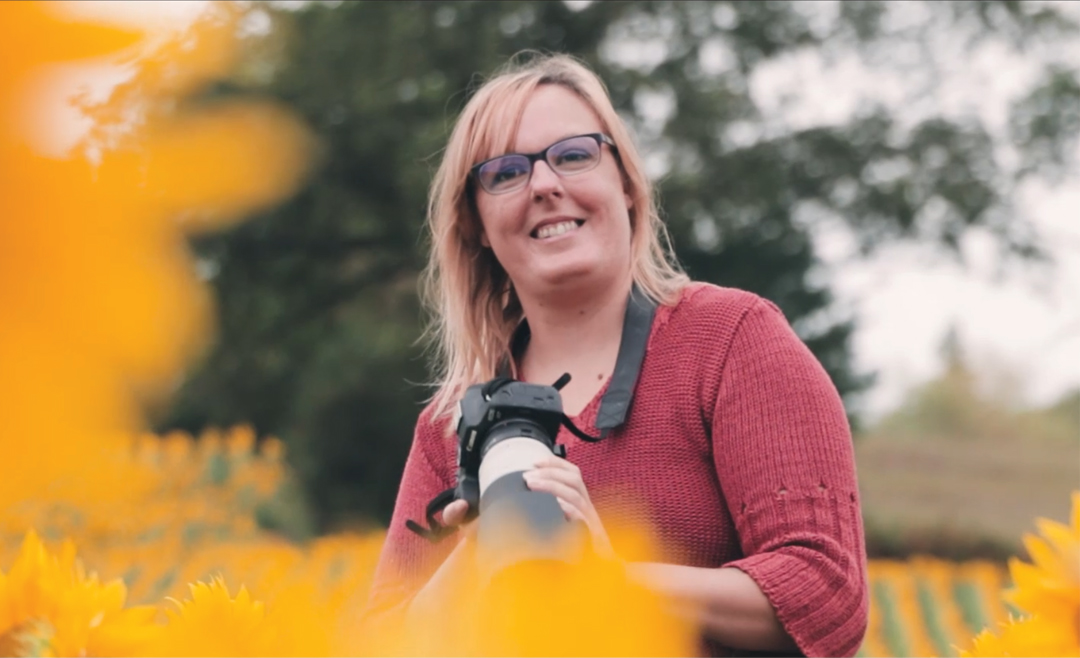 Coralie Jacques, photographe pour animaux et famille, dans un champ de tournesols